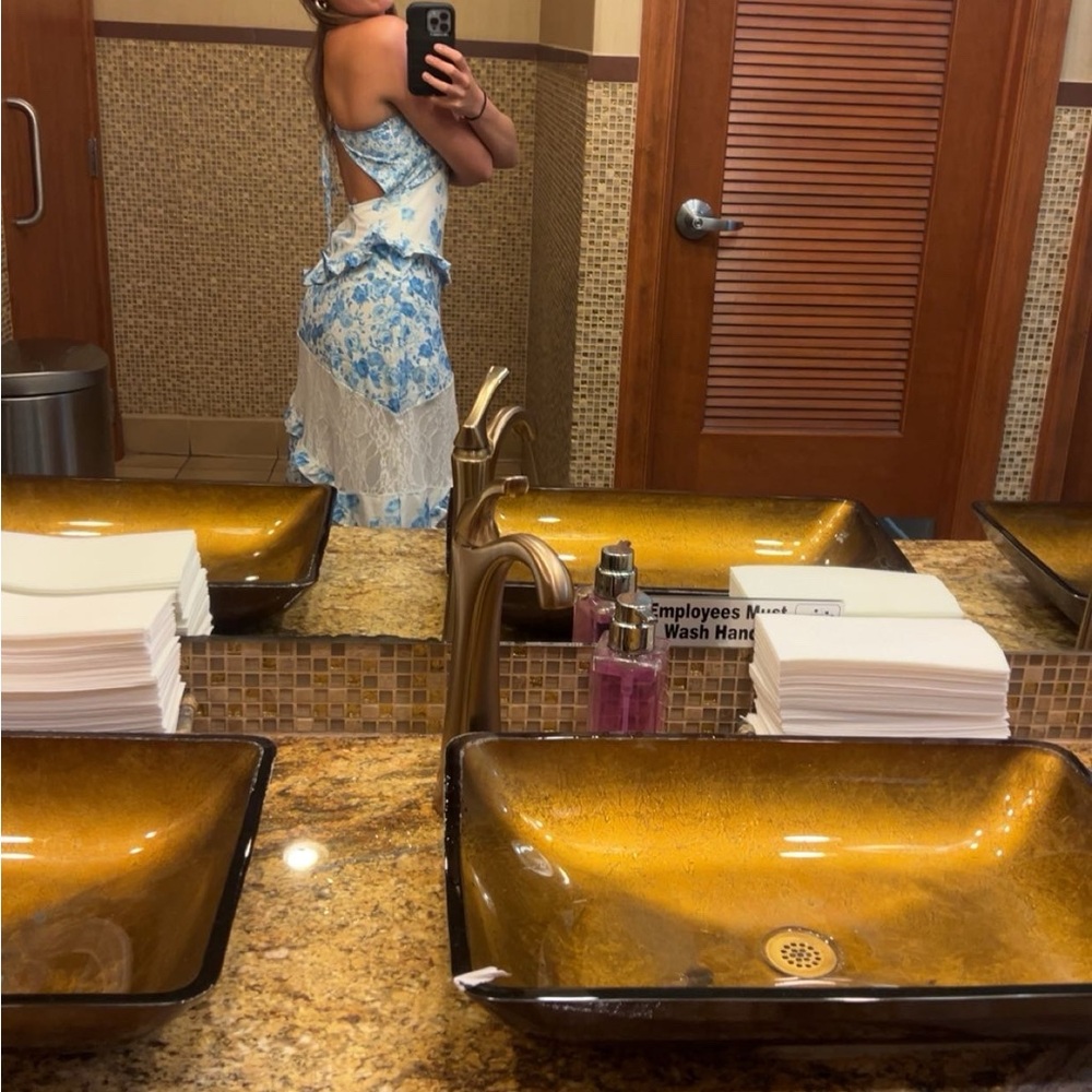Elegant Blue and White Floral Bath Set
